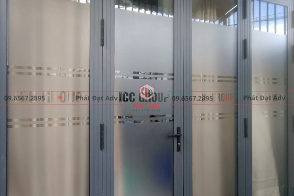 Cắt chữ decal bằng máy cắt công nghệ cao