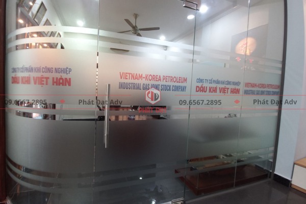 Cắt chữ decal dán có độ bám dính tốt tránh bong tróc