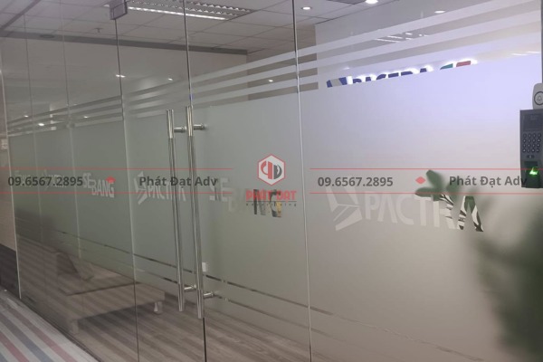 cat chu decal trang tri kinh van phong chuyen nghiep