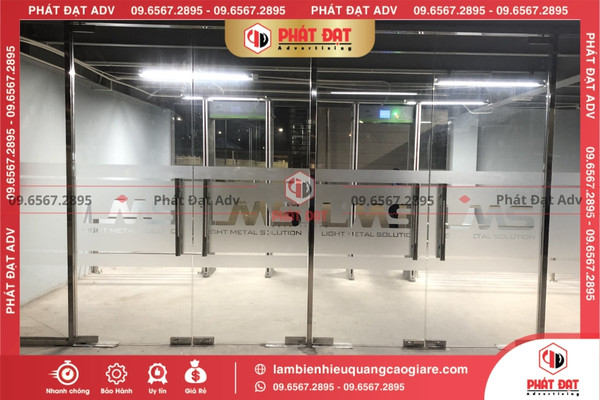 Cắt dán decal mờ cho trường học, trung tâm đào tạo