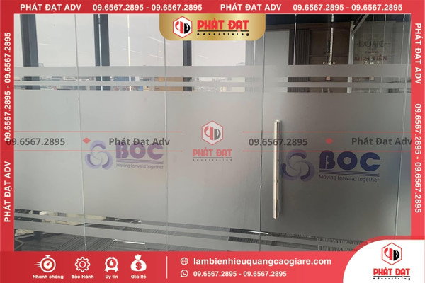 Cắt dán decal mờ tăng vẻ đẹp cho quán cà phê, nhà hàng