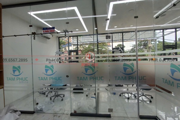 Kiểm tra công nghệ và máy móc cắt chữ decalKiểm tra công nghệ và máy móc cắt chữ decal