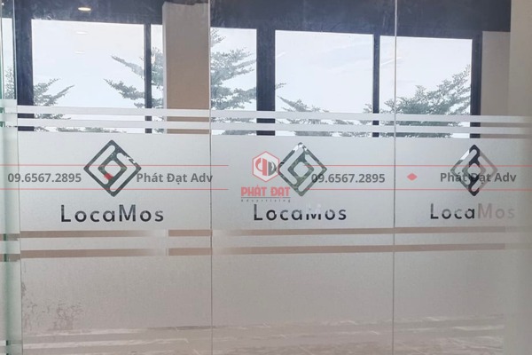 Tiếp nhận yêu cầu và tư vấn thiết kế cắt chữ decal