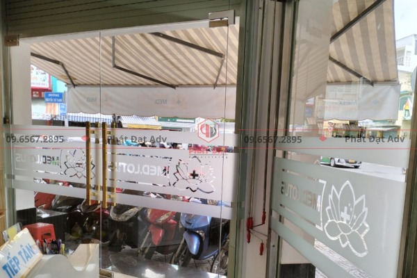 Xem xét thời gian thi công cắt chữ decal và bàn giao