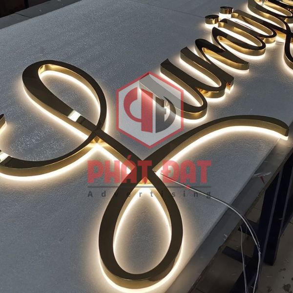 Kiểm tra chất lượng và bàn giao gia công chữ quảng cáo nhôm